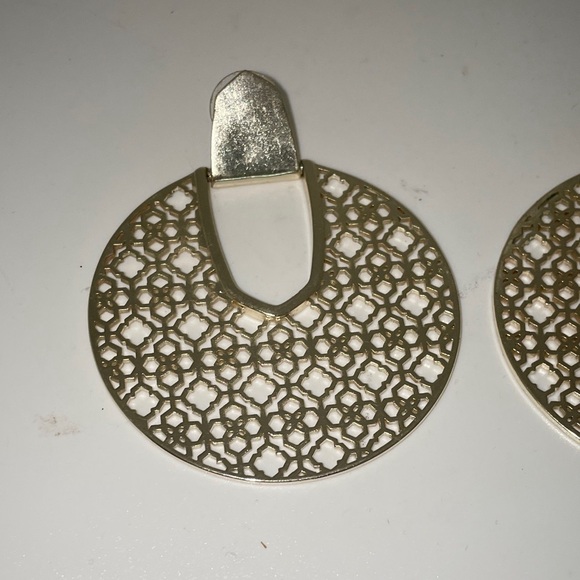 Kendra Scott - DIANE gold filigree statement disc pierced earrings - Picture 2 of 7